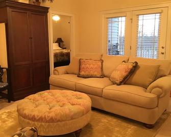 Exquisite 2br Luxurious Suite Great Location In Greenville - Greenville - Living room