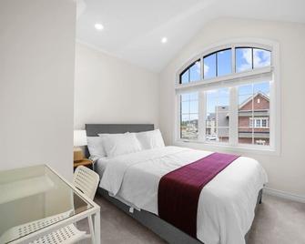 Chic 2br House, Newly Renovated, Central Spot - Peterborough - Bedroom