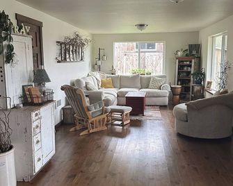 Lewis and Clark Farm Stay- with Hot Tub - Astoria - Sala de estar