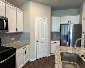 Charming 4-bedroom house in delightful Manor with AC, WiFi - Manor - Kitchen