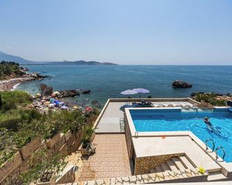 Suites Castello - Bar - Pool