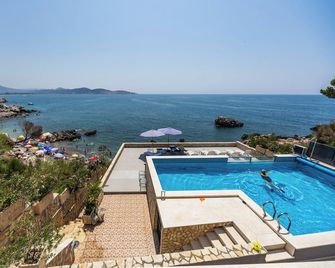 Suites Castello - Bar - Piscina