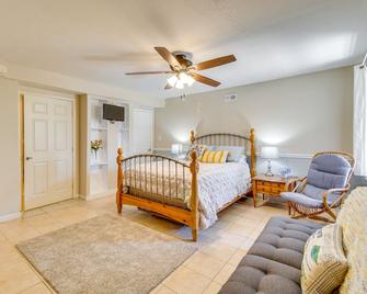 Walk to Shenandoah River Homey Luray Cabin - Luray - Bedroom