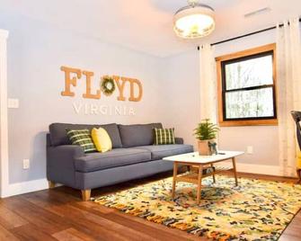 Heartwood Cabin loft w/private HotTub, Hiking, Fishing, & Ziplines on 66 acres! - Floyd - Living room