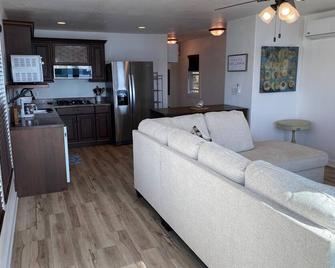 Lakefront Cottage Getaway on Crooked Lake - Angola - Living room