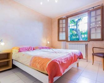 70m² apartment, quietly situated in the hills only 10min from the sea - Roquefort-la-Bédoule - Chambre