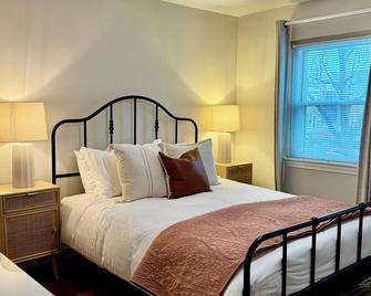 Stylish Old Town, Alexandria Rowhome / Walk to King Street Metro/ Free Parking! - Alexandria - Chambre
