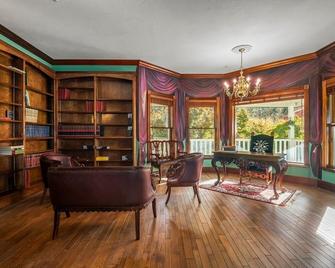 Mountain High Luxury Castle &Spa - Wrightwood - Living room