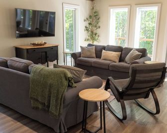 Poplar Retreat - with hot tub - Petit Rocher - Living room