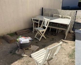 Room in house drome + viarhona + freeway + jacuzzi (extra charge) - Châteauneuf-du-Rhône - Innenhof