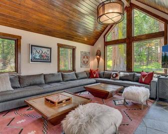 Finch Haven in Homewood - Homewood - Living room