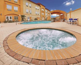 La Quinta Inn & Suites by Wyndham Raymondville - Raymondville - Pool