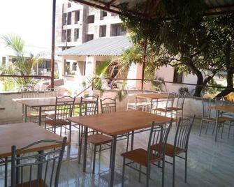 Gulmohor Resort - Wai - Restaurante