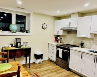 Family-friendly 2br Near Lake & Downtown - Cobourg - Kitchen