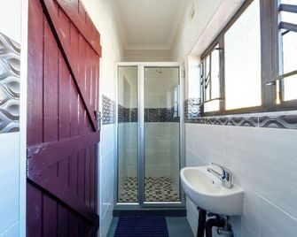 Khayalethu Vic Falls 2 - Victoria Falls - Bathroom