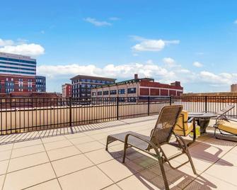 Chic 2br-Parking, Rooftop,near Arrowhd & Tmobile - Kansas City - Balcony