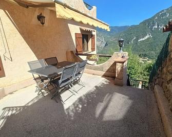 Appartement privatisé dans maison - Lantosque - Patio