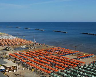 Hotel Embassy - פזארו - בניין