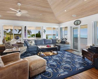 Cliff-Top Estate with Pool, Sunsets, Direct Caribbean Access, Walk to Rest./Bar! - Alice Town - Sala de estar