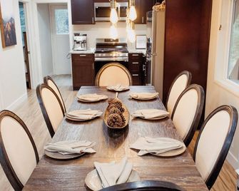 Spacious 6-Bedroom Tahoe Cabin, 9 minutes to Sierra Ski Resort! Mountain Views - Twin Bridges - Comedor