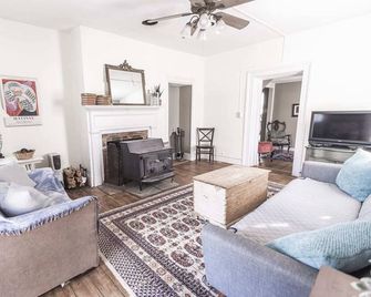 Vacation Rental: Armory Quarters B - Harpers Ferry - Living room
