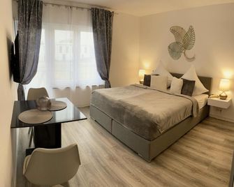 Prime Host Lovely Apartment - Karlsruhe - Bedroom