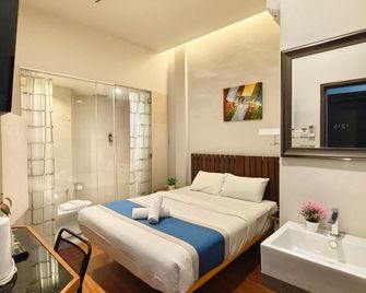 Riverbank Hotel By Mrvj Business - Kuantan - Bedroom