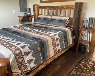 Tiny house hideaway just outside of town - Cody - Bedroom