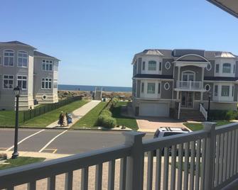 Private Home Across from the Beach - Sea Bright