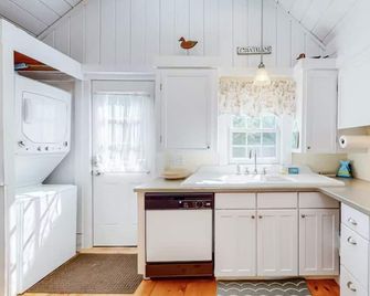 Charming Chatham Cottage - Chatham - Küche