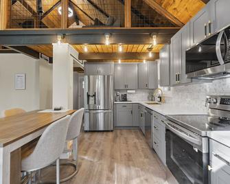 Modern & cozy, newly renovated cabin by Hood Canal - Belfair - Kitchen