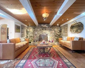 Magical Jungle with Pool & Spa 2 Outdoor Fireplaces +Yoga studio - Ojai - Lounge
