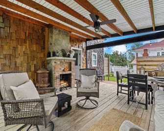 Walk to Historic Downtown Bell Buckle~Webb~Hot Tub~Fireplace~Tiny Home - Bell Buckle - Patio