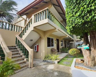 The Coral Beach Club - Binubusan - Edificio