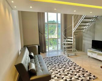 Saint Sebastian Flat 616 - Com Hidro! até 3 pessoas, Duplex, no centro - Jaraguá do Sul - Wohnzimmer