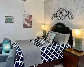 Quail Suite Hot Tub Bbq Sleeps 2 - Ahwahnee - Bedroom