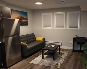 Dolce Casa@Sk: A Lovely 2 Bed Room gem you can call home. - Saskatoon - Living room