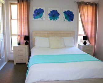 Lakeside Cottage Primbee - Absolute Waterfront Position - Primbee - Bedroom