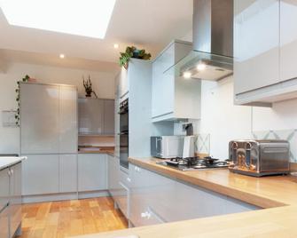 Beautiful 4 Bedroom Home with Garden Sleeps 10 - London - Kitchen