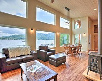 Lake Whatcom House with Private Hot Tub and Dock - Bellingham - Living room