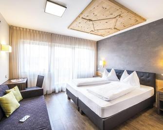 Hotel Zum Tiroler Adler - Tirolo - Schlafzimmer