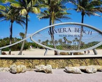 Serenity at Seascape: Steps to the beach & Shops - Palm Beach Shores - Extérieur