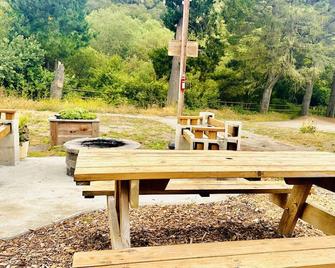 Farmstay in Vintage Remodeled Camper - Lompoc - Patio