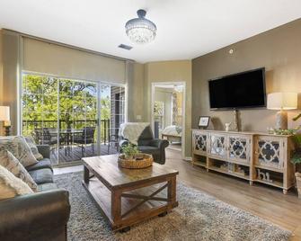 Fairview Escape - Holiday Hills Branson - Golf - Outdoor Pools - Branson - Living room