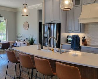 Luxury lake front retreat! Family and pet friendly with fishing access! - San Angelo - Kitchen