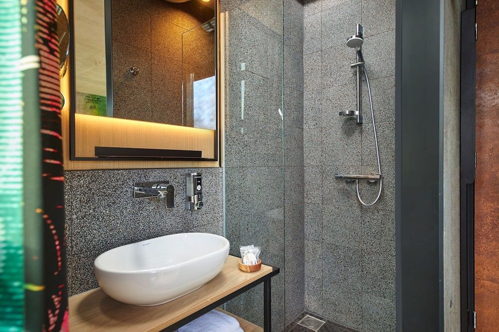 Bathroom view of Inntel Hotels Amsterdam Landmark