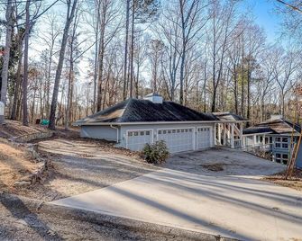 Lakefront Getaway on Lake Lanier w/ Boat Dock - Buford - Budova