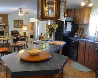 Open Sky Guesthouse: open, airy, centrally located - Brady - Keuken