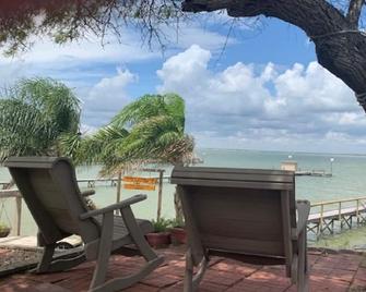 Maxwell 2bdrmbath Suite-Outdoor Kitchen-Private Lighted Pier On Baffin Bay - Riviera - Patio
