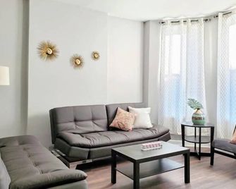 4 #1S - 4 Bedroom / 1.5 Bath Condo near McCormick Place, Wintrust Arena - Chicago - Salon